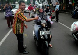 Peringati Hari HAM ke 68 Sedunia, Lapas Bondowoso Bagi-bagi Bunga Kepada Warga.